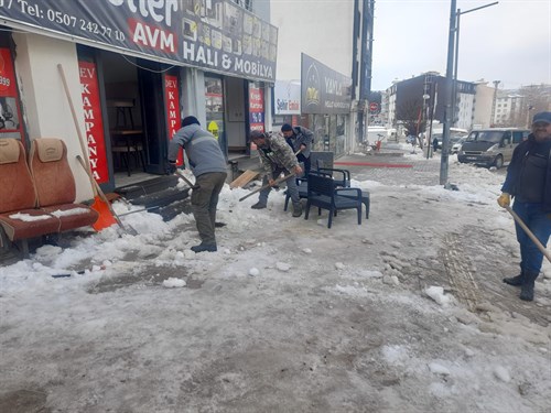 Caddelerimizdeki karları ve yaya yollarını kardan arındırmaya devam ediyoruz