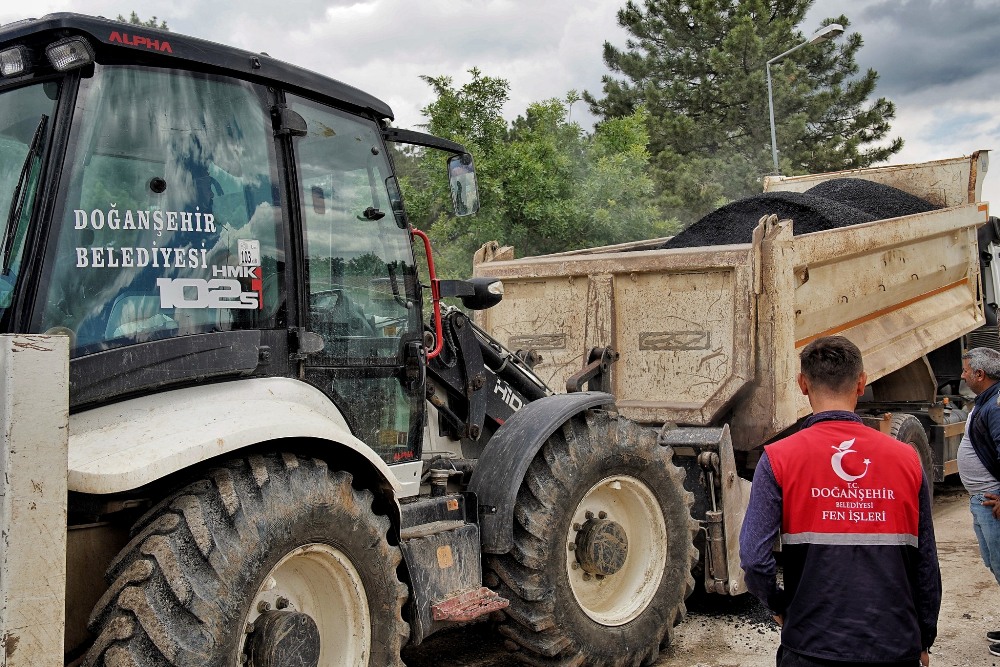 Yollarımızda onarım, bakım ve yama çalışmalarını yapmaya devam ediyoruz